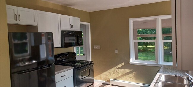 Building Photo - Lovely brick ranch in Millersburg!