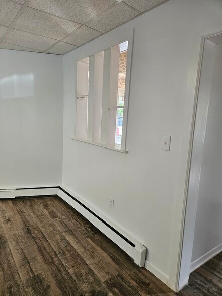 eat in kitchen area - 434 W Front St