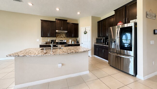 Building Photo - 13781 Wineberry Dr