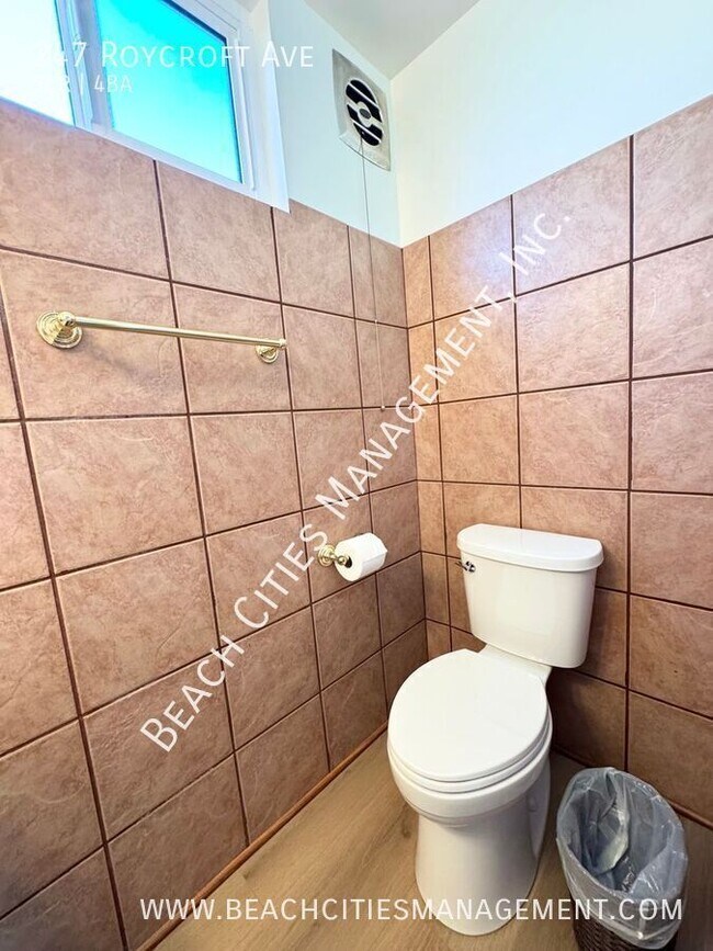 Building Photo - 247 Roycroft Ave