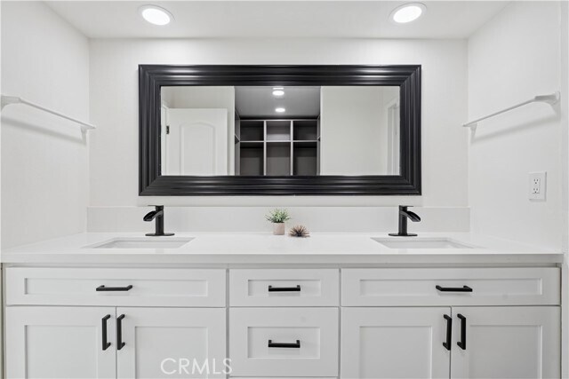 Building Photo - 5330 Zelzah Ave