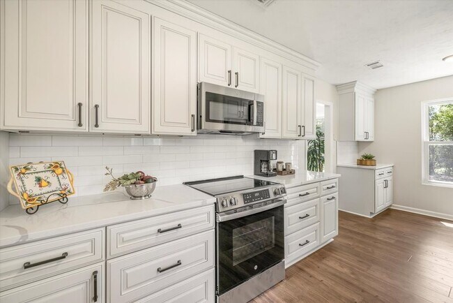 Building Photo - 3109 Shamrock St S