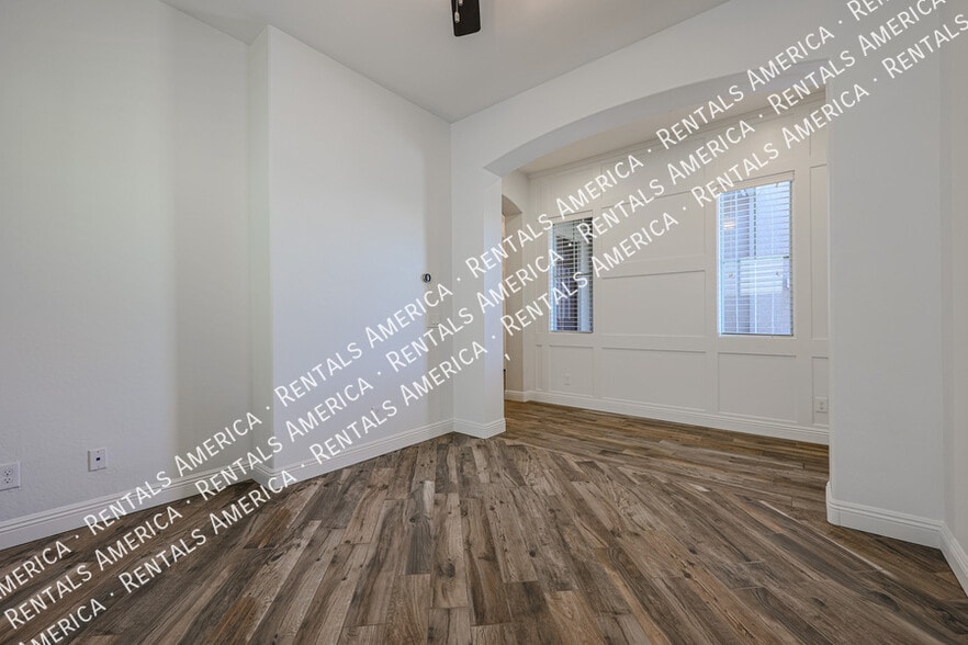 Building Photo - 4121 E Yellowstone Pl