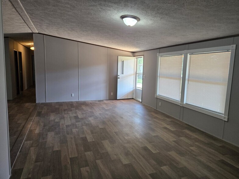 Building Photo - 35288 Curtis Dr