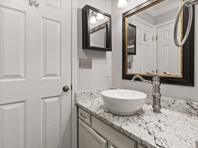 Building Photo - 1st Floor unit in Fourth Ward