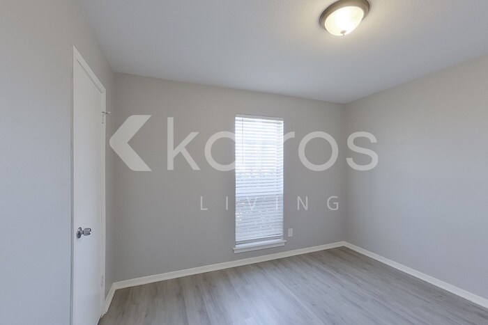 Building Photo - 350 E Davis Cir