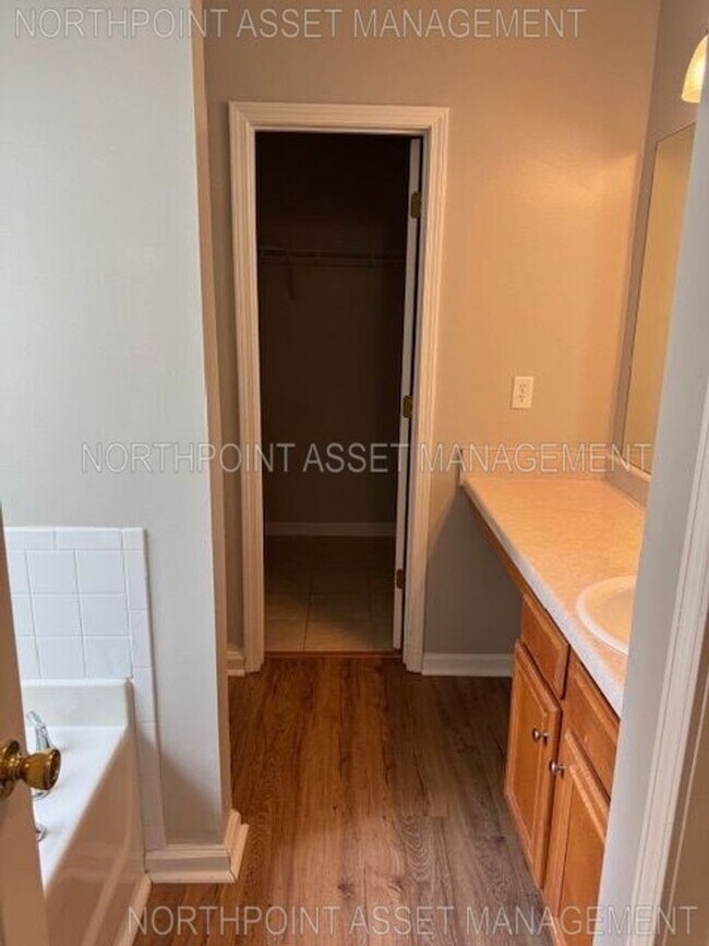 Building Photo - Beautiful 3BR 2BA Home w/ Attached Garage in Fairburn