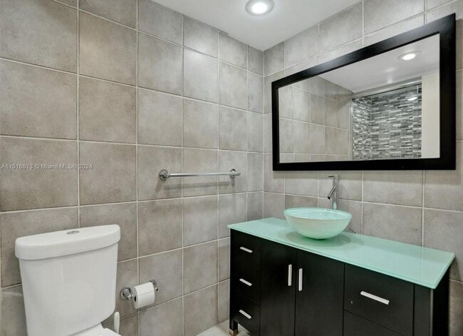 Building Photo - $2,900MONTHLY;11930 N BAYSHORE DR #601 NOR...