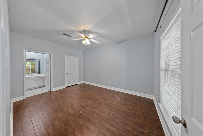 Building Photo - 2 Bedroom Condo in a Gated Community Near LSU