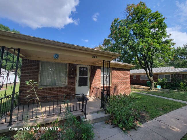 Building Photo - 244 N Fern St