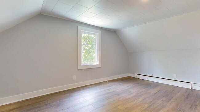 Building Photo - 10 Riverbank Ct
