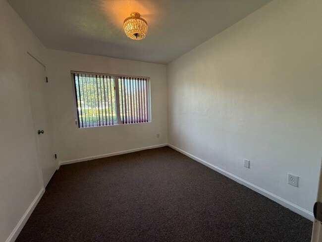 Building Photo - Pensacola - Lakeview - 3 bedroom, 2 bathroom