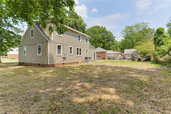 Building Photo - Single Family 5 beds/2 baths in Norfolk!