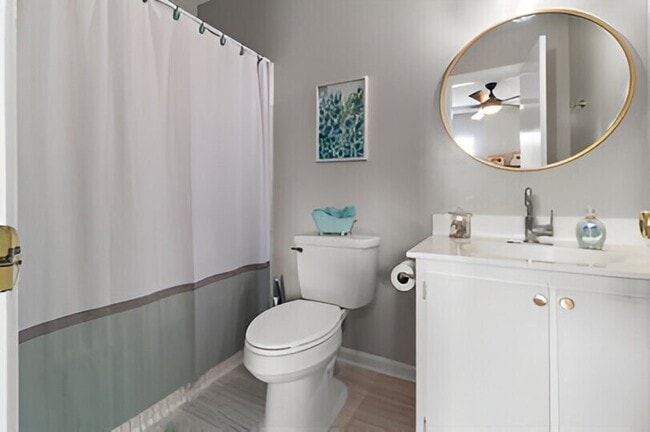 Building Photo - Charming Townhome with Fenced Backyard