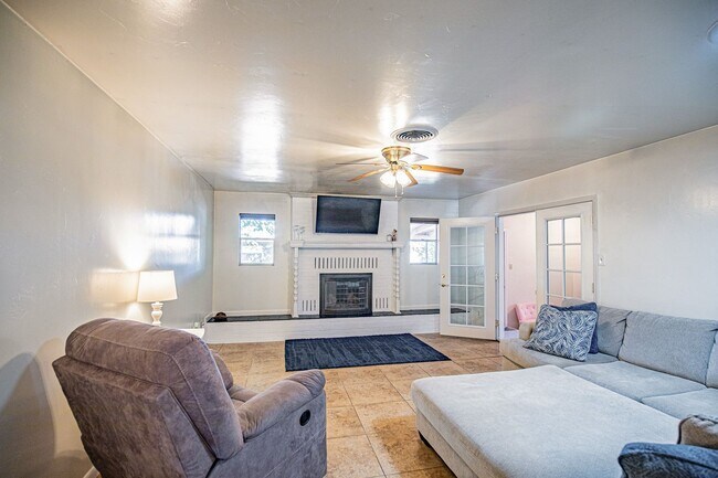 Building Photo - 4 Bedroom 2 Bathroom