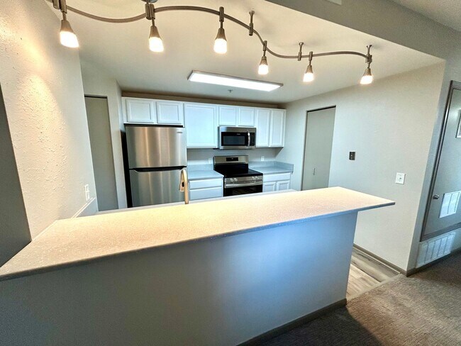 Building Photo - Downtown living at its finest. Limited tim...