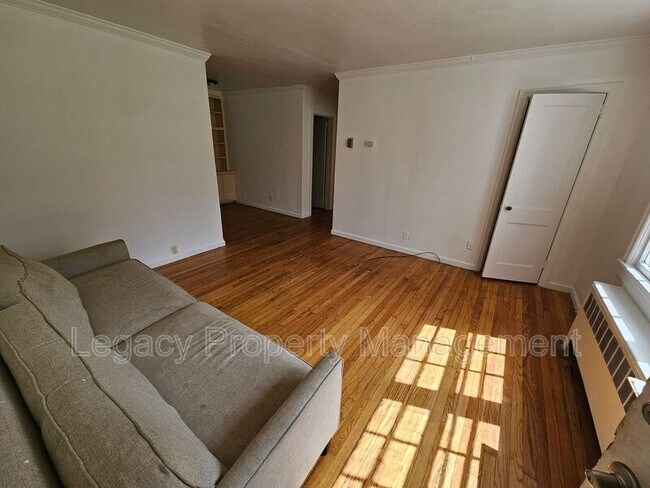 Building Photo - 1400 Roslyn Dr