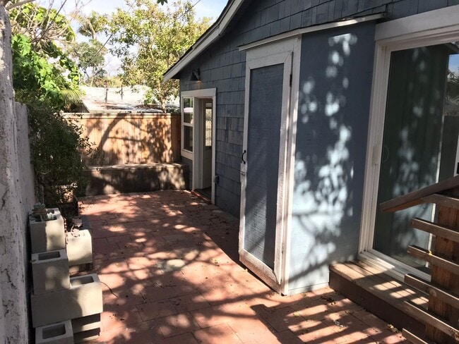 Building Photo - Charming 2-Bed, 1-Bath Apartment with Priv...