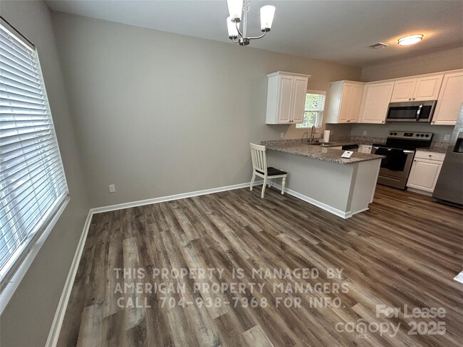 Building Photo - 905 Klondale Ave