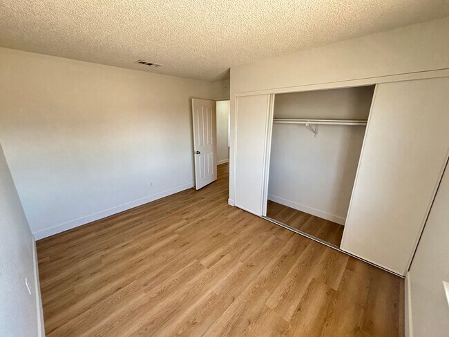 Building Photo - 3431 E Cheyenne Ave