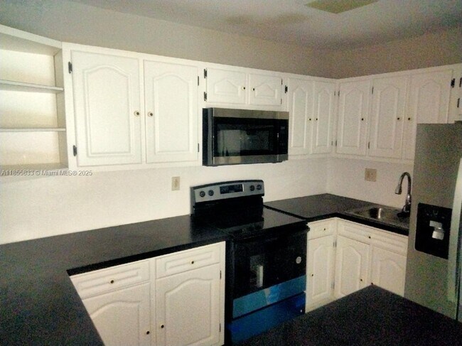 Building Photo - 9225 SW 87th Ave