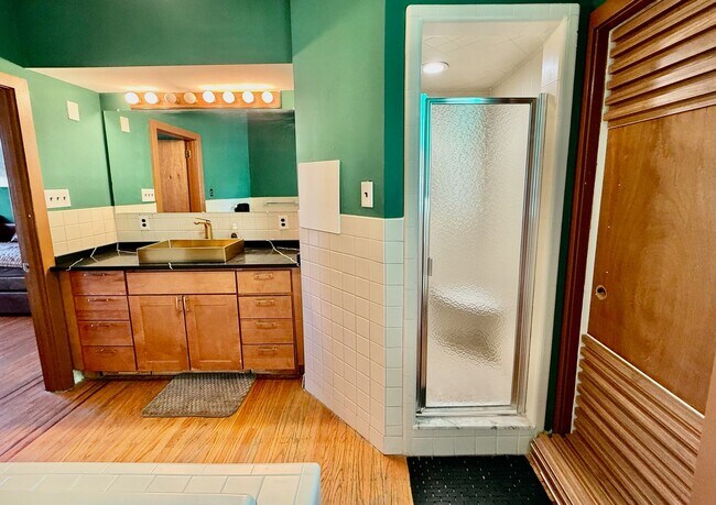 Building Photo - SPACIOUS & MODERN 3 BED/2.5 BA HOUSE w/ AC-Inlaid HARDWOOD Flooring-WASHER/DRYER & Rear PATIO in ...