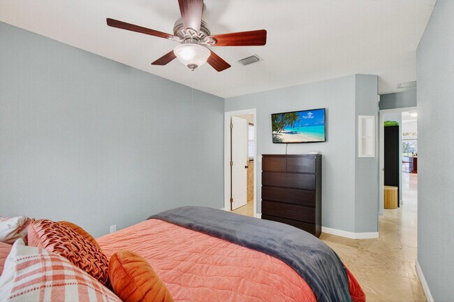 Building Photo - 7076 Middlebury Dr