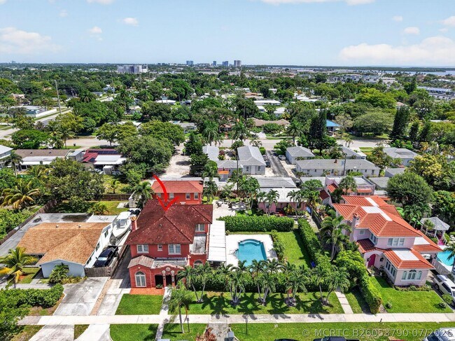 Building Photo - 227 Foresteria Dr