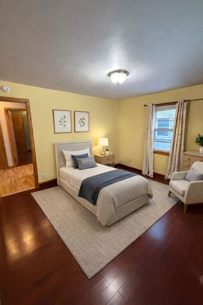 Building Photo - AVAILABLE NOW! - 2 Bed 1 Bath Home! Get 1/2 Off Your First Months Rent!