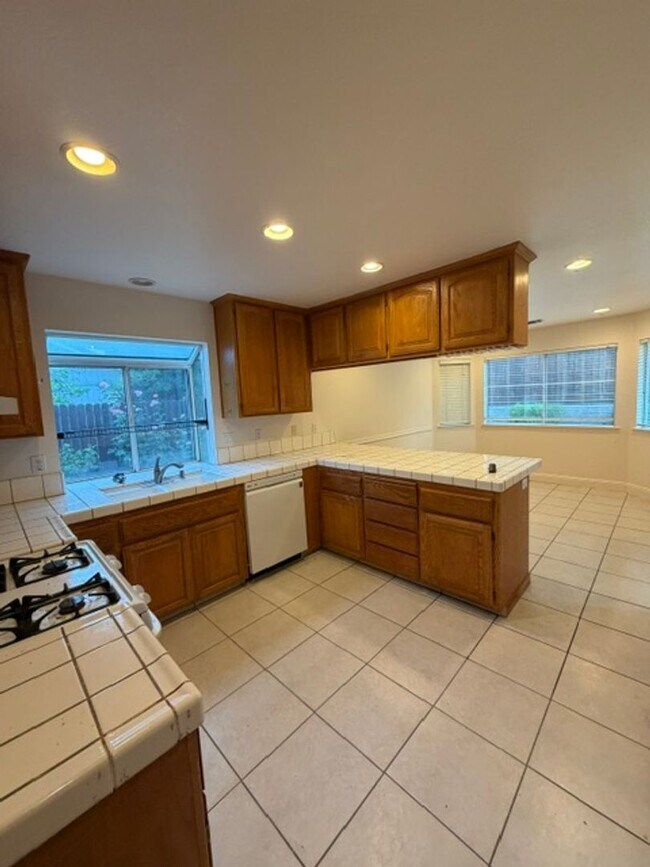 Building Photo - Beautiful Freshly Painted 3 Bedroom and 2 Bathroom Home in Carmichael $2,995.00 + Water