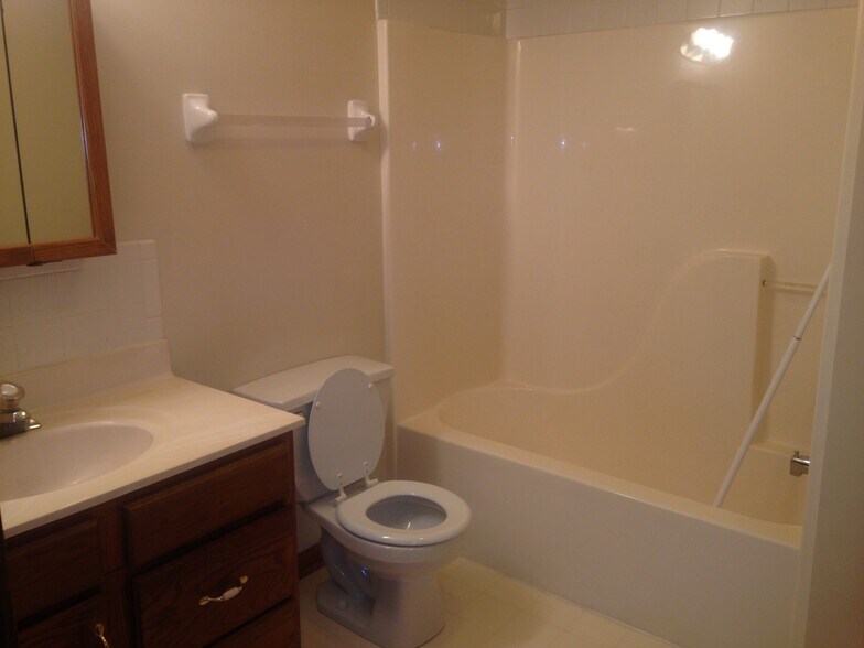 Building Photo - 4609 W Millbrook Dr