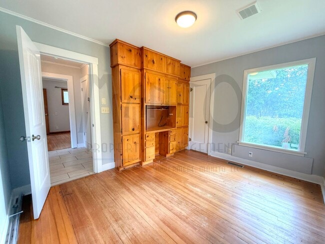 Building Photo - 1032 E 33rd Ave