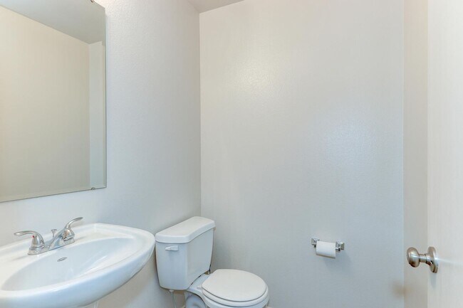Building Photo - 4 Bedroom 2.5 Bath Two Story Home_Pet Friendly!