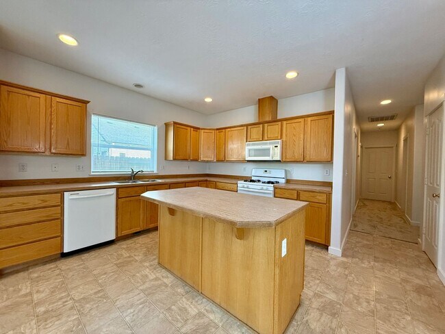 Building Photo - SCHEDULE A TOUR TO VIEW THIS VERY SPACIOUS HOME IN REDMOND!!