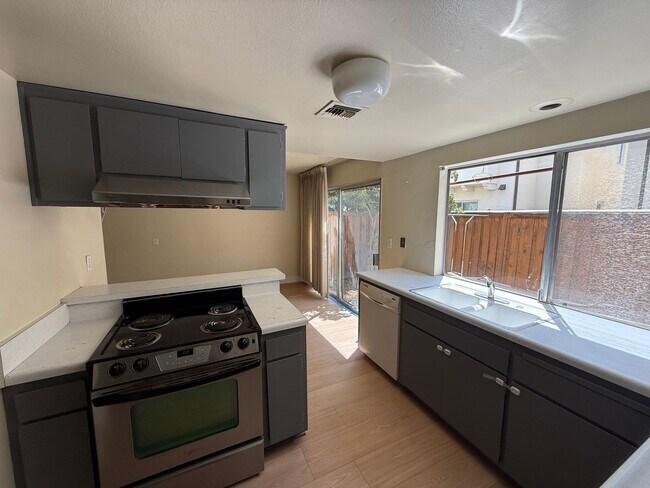 Building Photo - Bright and Airy 2 Story 2 BR/1.5BA townhom...