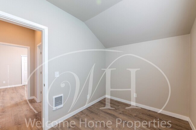 Building Photo - Newly Remodeled 1 Bedroom with an Office