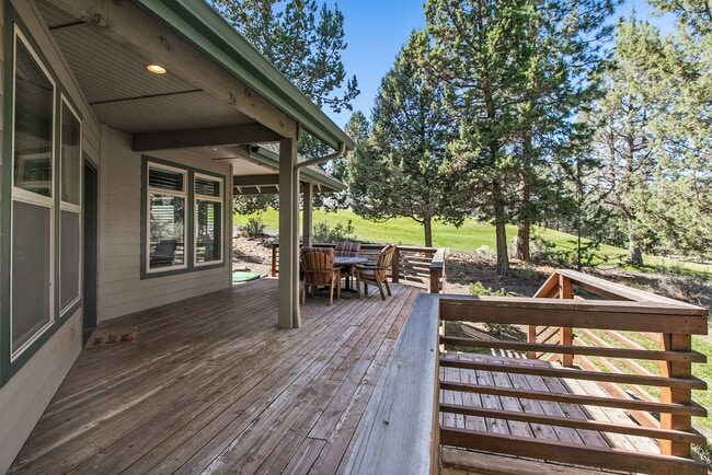 Building Photo - Single Level Gorgeous Awbrey Glen home!