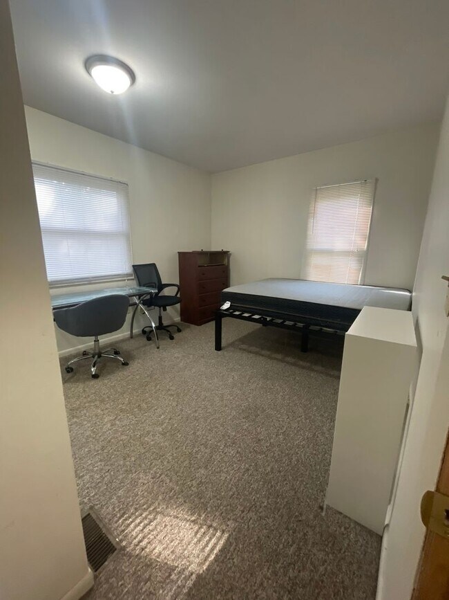 Building Photo - 926 Sylvan Ave