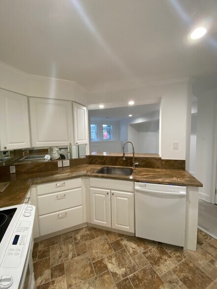 Building Photo - 2012 Hillyer Pl NW