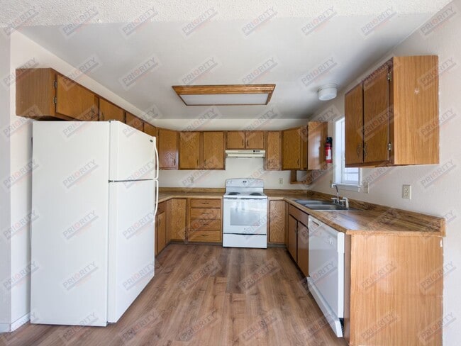 Building Photo - Townhome with a garage