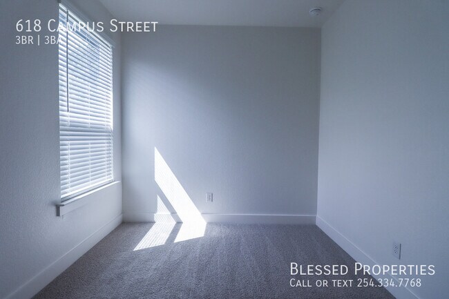 Building Photo - 618 Campus St