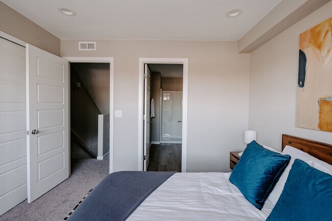 Building Photo - Gorgeous Townhome near Edgewater!