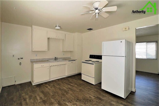 Building Photo - 5375 Rosswood St
