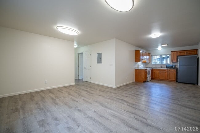 Building Photo - $2645 / 2br- 856ft2 - 2br/1ba Duplex, Incl...