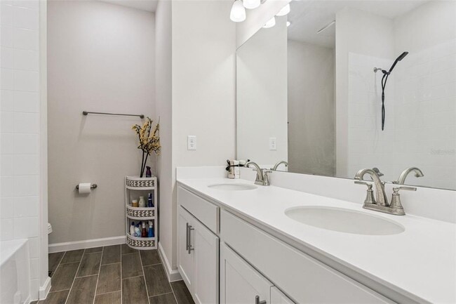 Building Photo - 654 Heritage Sq Dr