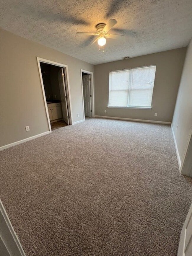 Building Photo - 3 Bedroom, 2 Bath Home