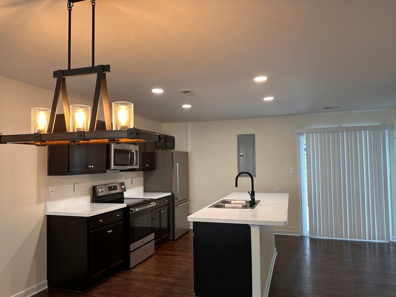 Building Photo - 1505 Stonewall Manor Dr