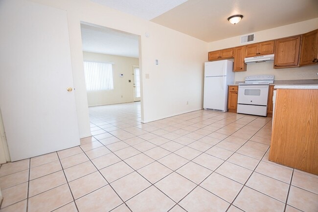 Building Photo - Spacious 3 Bedroom, 2 Bath Home with Updat...