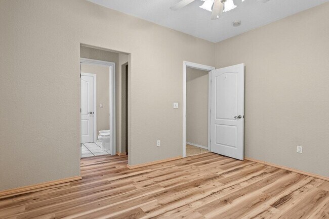 Building Photo - 1717 Red Oak Dr