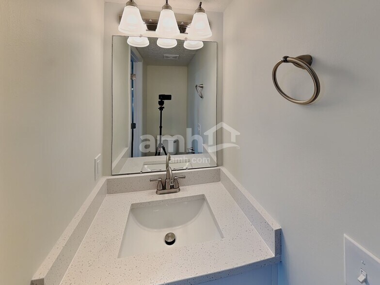 Building Photo - 912 Wallace Dr